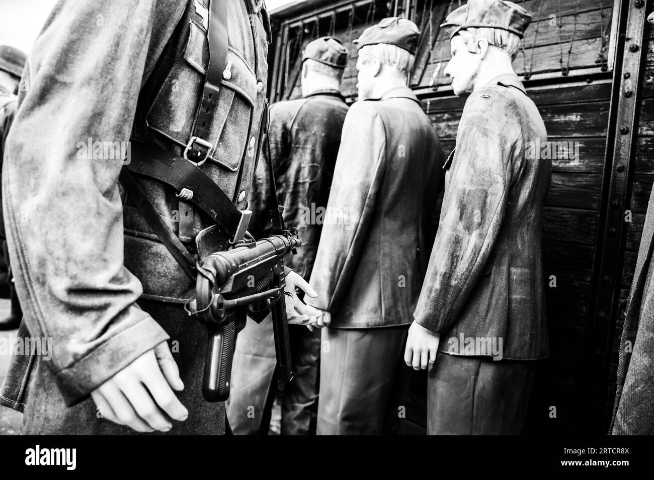 Nahaufnahme eines deutschen Soldaten mit Gewehr in der Hand während der Deportation von juden im zweiten weltkrieg - Konzept der shoah, Holocaust und Deportation von jüdischen Menschen Stockfoto
