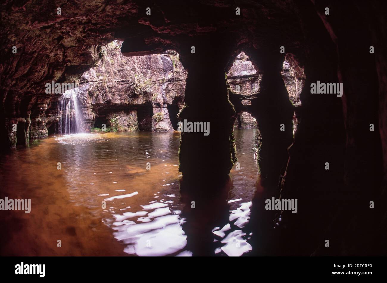 Höhle mit Wasser auf dem Gipfel des Mount Roraima, Canaima Nationalpark, Bolivar State, Venezuela Stockfoto