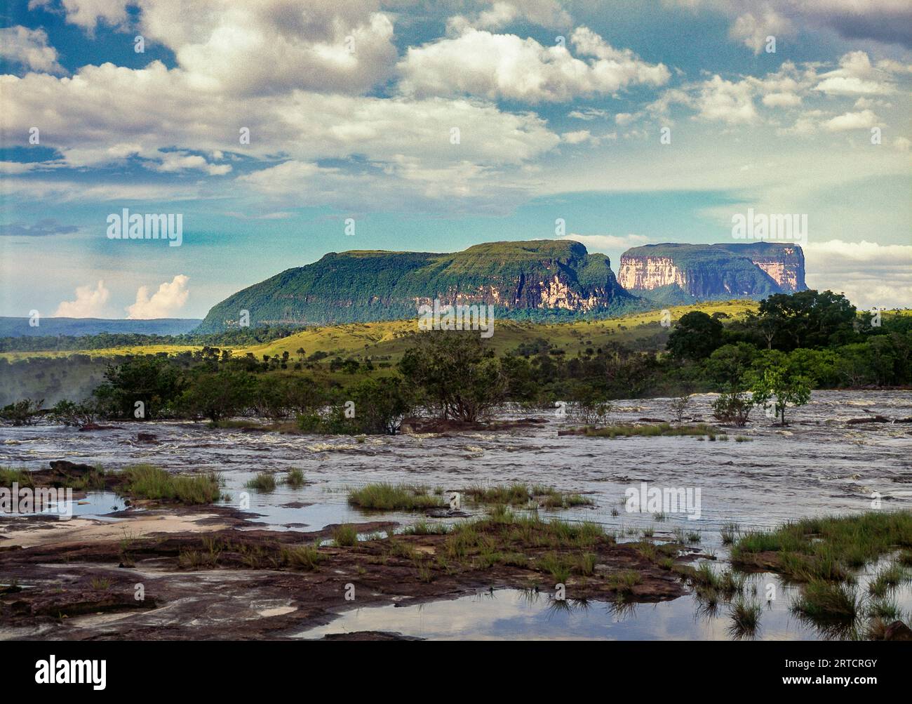 Fluss und Berge, Canaima-Nationalpark, Bolivar State, Venezuela Stockfoto