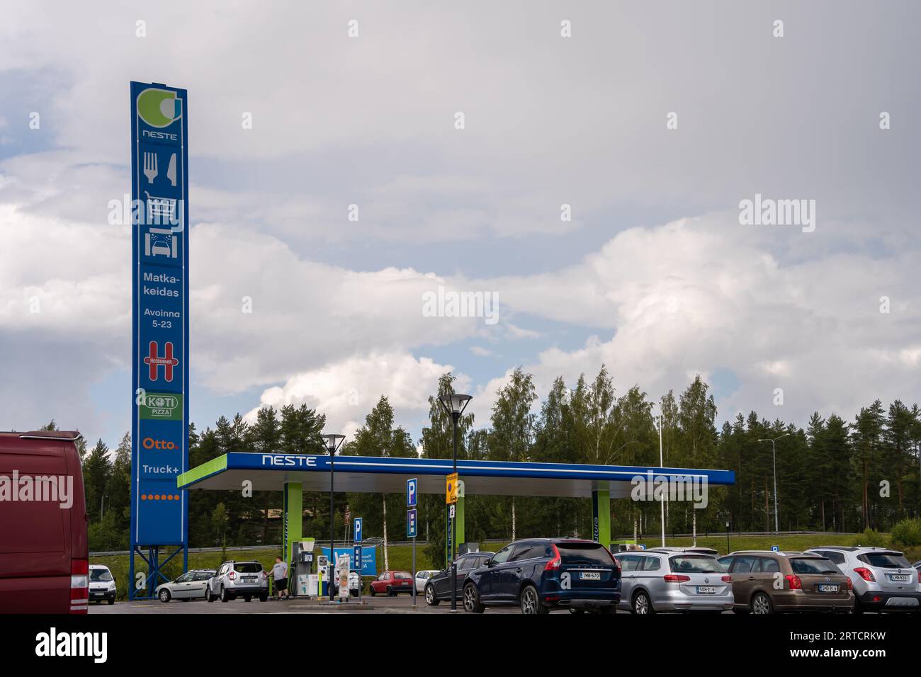 Tankstelle in Neste matkakeidas Hollola, Finnland. Juli 30, 2023. Stockfoto