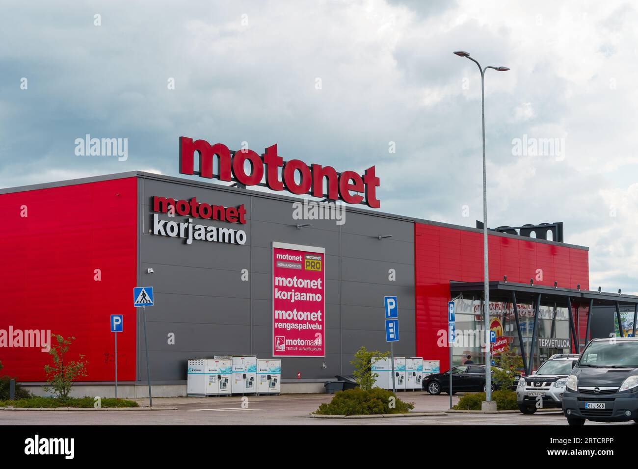 Motonet-Geschäft und Reparaturwerkstatt im Freien in Lahti, Finnland. Juli 30, 2023. Stockfoto