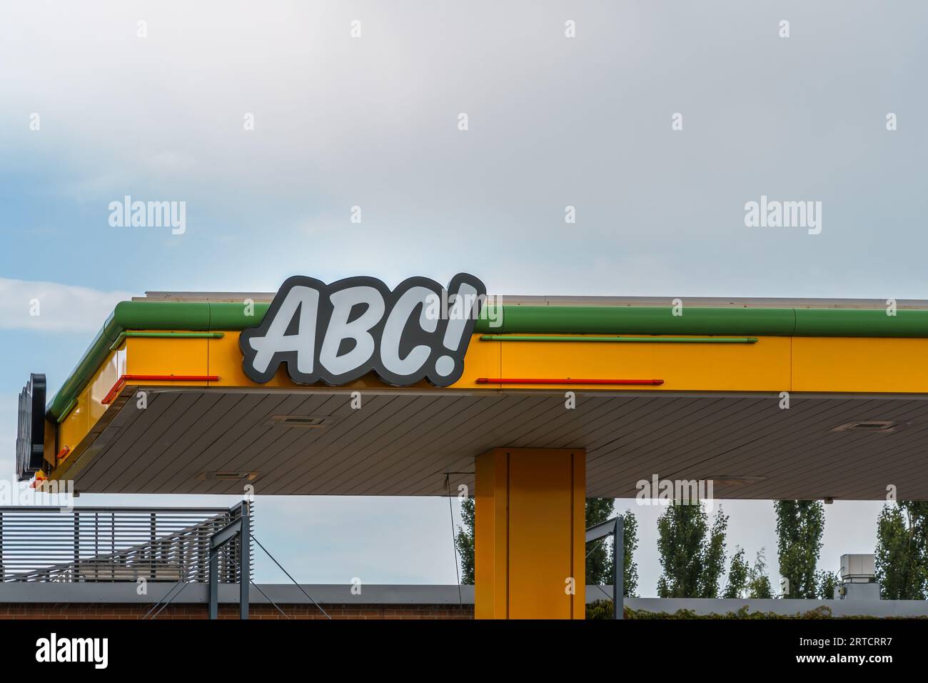 ABC Tankstellenlogo mit bedecktem Himmelshintergrund in Lahti, Finnland. Juli 30, 2023. Stockfoto