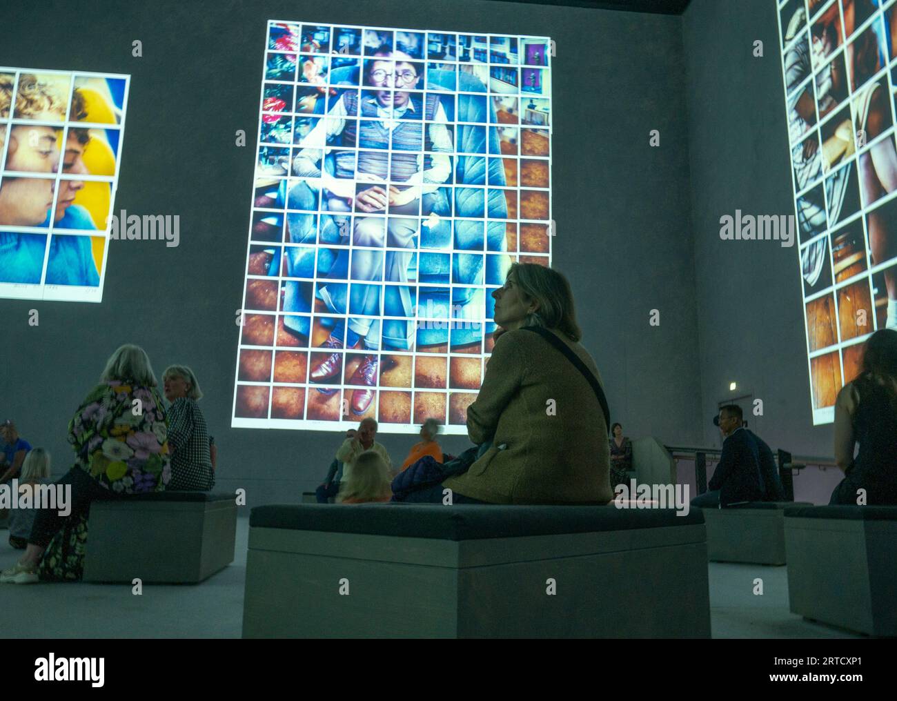 Besucher der Ausstellung „David Hockney: Bigger & Closer (Not smaller & further away)“ mit großformatiger Projektion im Lightroom in King's Cross, London, fotografieren und genießen das immersive Erlebnis am Dienstag, den 12. September 2023. David Hockney nimmt die Besucher mit auf eine persönliche Reise durch sechzig Jahre seiner Kunst Die riesigen Wände und das revolutionäre Soundsystem von Lightroom ermöglichen es Besuchern, die Welt durch Hockneys Augen zu erleben. Die Ausstellung läuft bis zum 3. Dezember 2023. Rob Taggart/Alamy Live Stockfoto