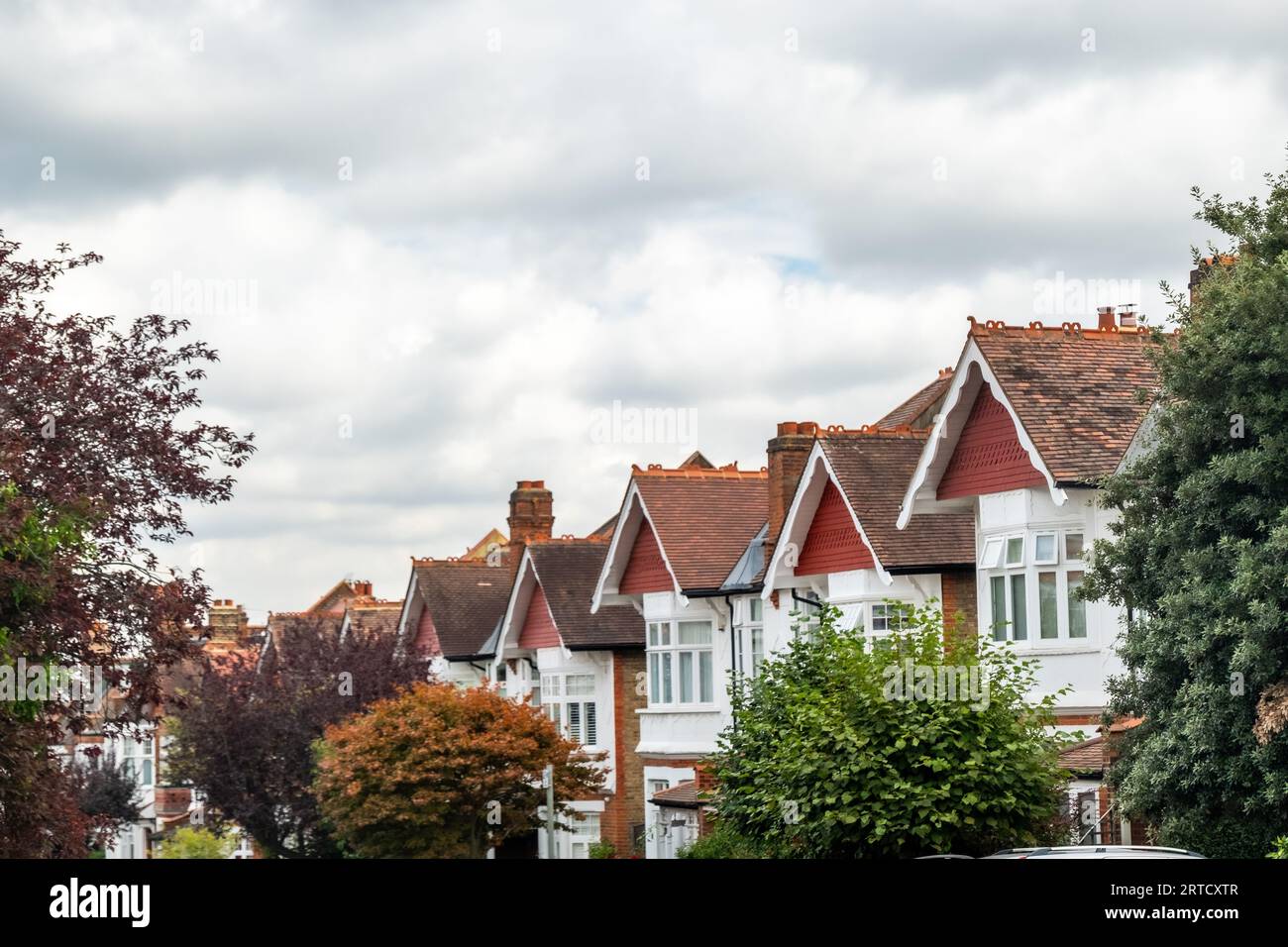Straße mit typisch britischen Wohnfamilienhäusern im Südwesten Londons Stockfoto