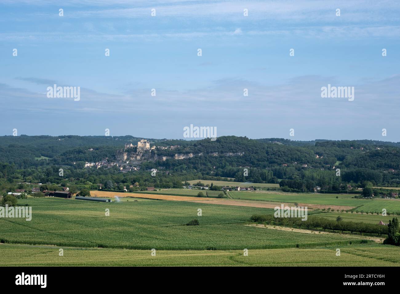 Blick aus der Vogelperspektive auf den Fluss Dordogne, Château de Beynac (eine befestigte Burg auf den Klippen) und das Dorf Beynac-et-Cazenac, das als eines der beliebtesten bea klassifiziert ist Stockfoto