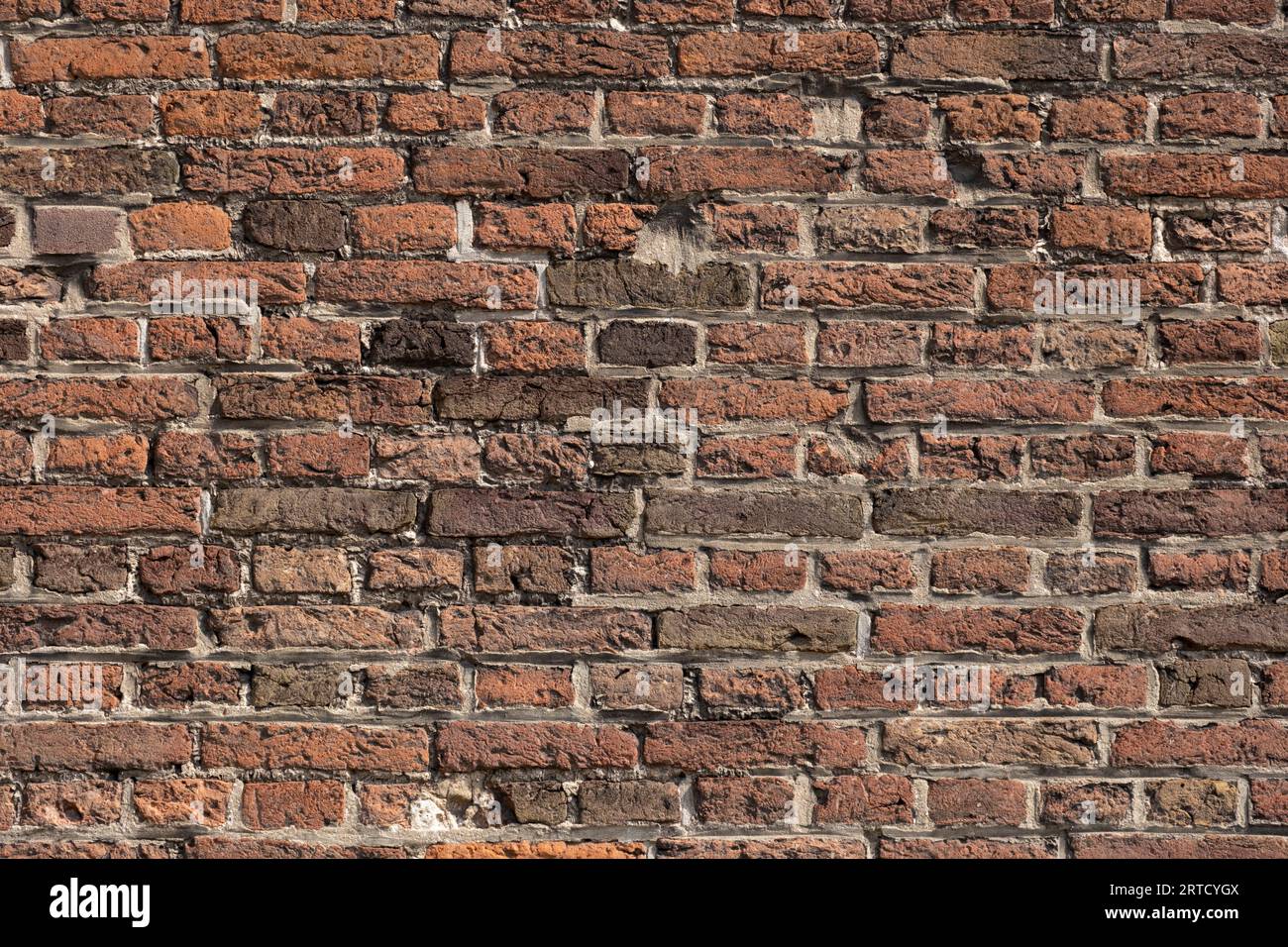 Altes Steinmauerwerk. Alte Mauermauer in einem verlassenen Haus. Antike Natursteinmauer. Stockfoto