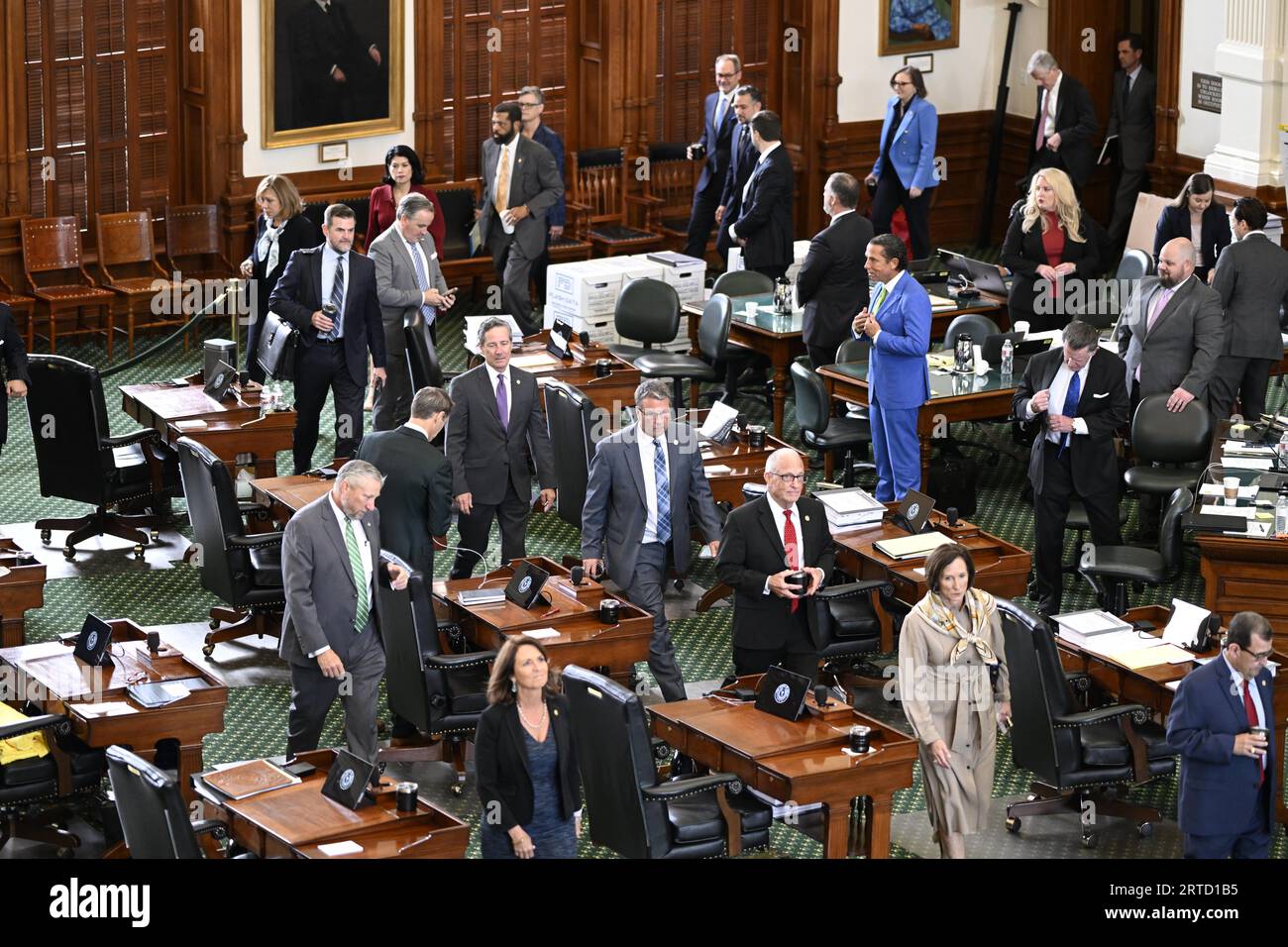 Die texanischen Senatoren treten als Geschworene am Morgen des sechsten Tages in die Senatskammer ein, während der Amtsenthebungsverfahren von Texas Attorney General Ken Paxton im Senat von Texas am 12. September 2023. Quelle: Bob Daemmrich/Alamy Live News Stockfoto