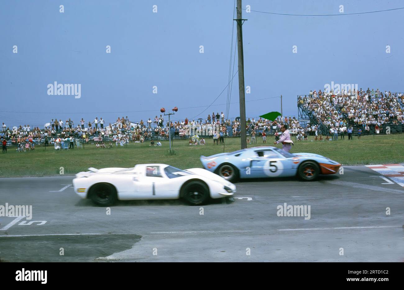 Start der Watkins Glen International Championship 1968 für das 6-Stunden-Rennen. Wagen Nr. 1 - Jo Siffert (CH)/Vic Elford (GB); Porsche 908 Coupé Nr. 012; Start 1.; DNF; Auto Nr. 5 -; Jacky Ickx (B)/Lucien Bianchi (B); Ford GT40 Nr. 1075; Start 2.; Ziel 1 Stockfoto