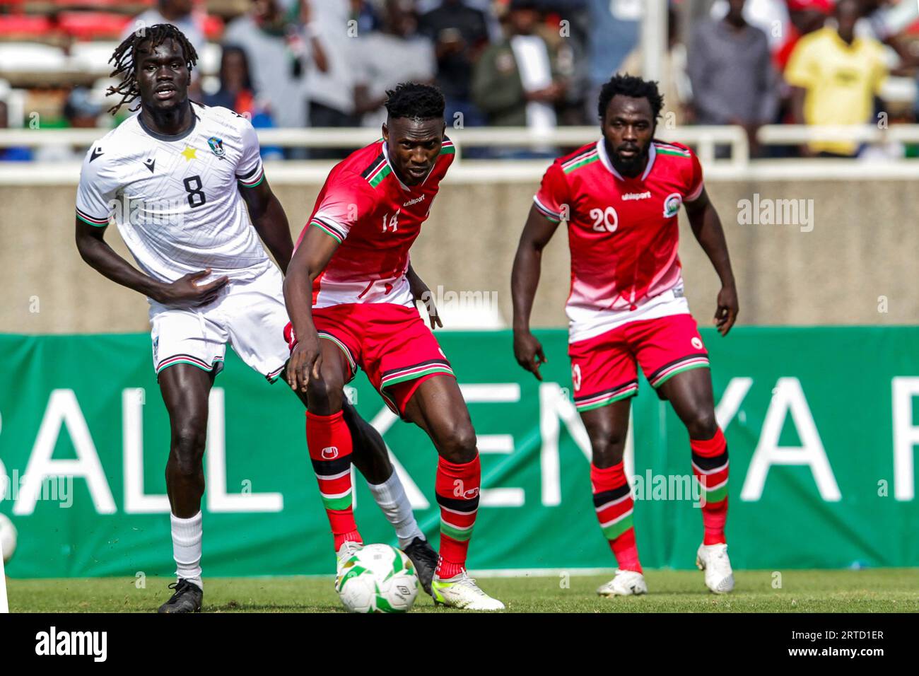 KASARANI, KENIA – 12. SEPTEMBER: Micheal Olunga aus Kenia (rechts) und Achol Maunyumow aus dem Südsudan während des internationalen Freundschaftsspiels zwischen Ke Stockfoto