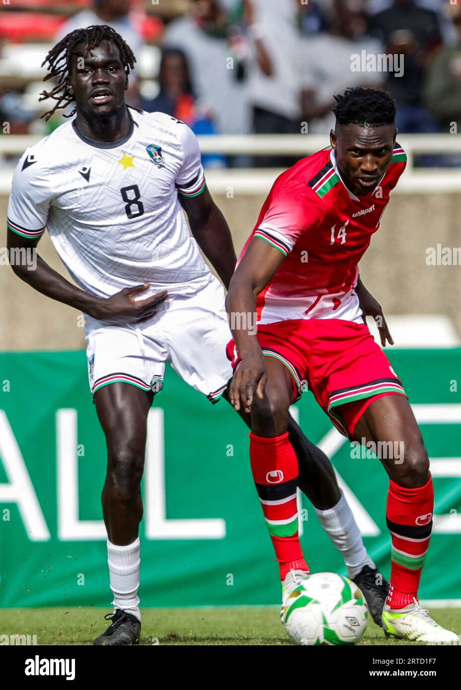 KASARANI, KENIA – 12. SEPTEMBER: Micheal Olunga aus Kenia (rechts) und Achol Maunyumow aus dem Südsudan während des internationalen Freundschaftsspiels zwischen Ke Stockfoto