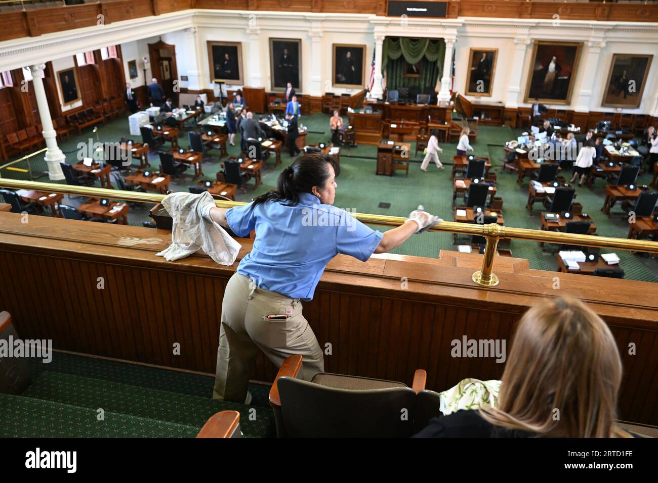 Ein Staatsarbeiter reinigt das Geländer am Morgen des sechsten Tages im Amtsenthebungsverfahren von Texas Attorney General Ken Paxton im Senat von Texas am 12. September 2023. Quelle: Bob Daemmrich/Alamy Live News Stockfoto