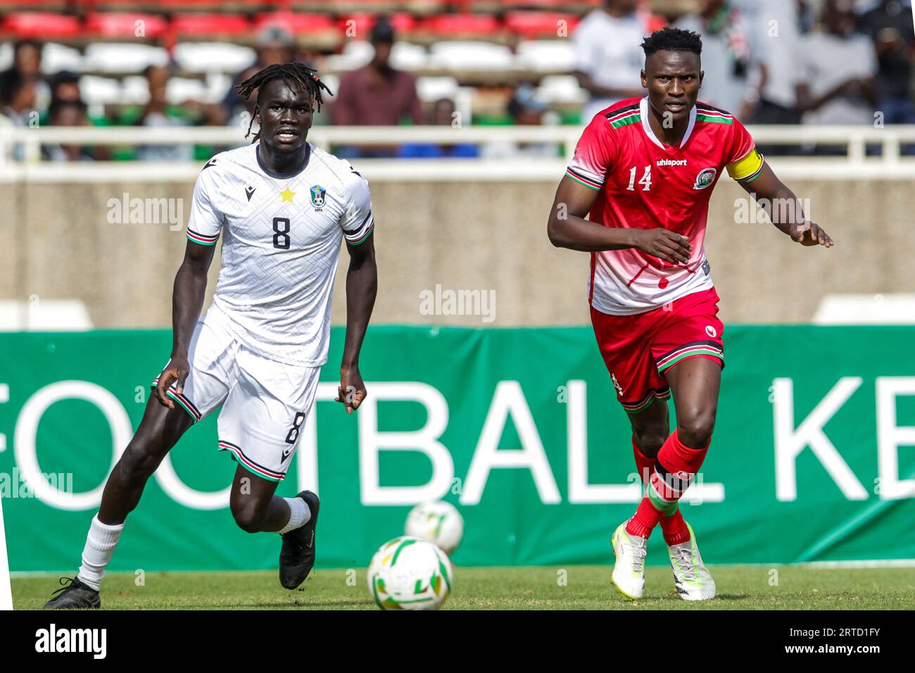 KASARANI, KENIA – 12. SEPTEMBER: Micheal Olunga aus Kenia (rechts) und Achol Maunyumow aus dem Südsudan während des internationalen Freundschaftsspiels zwischen Ke Stockfoto