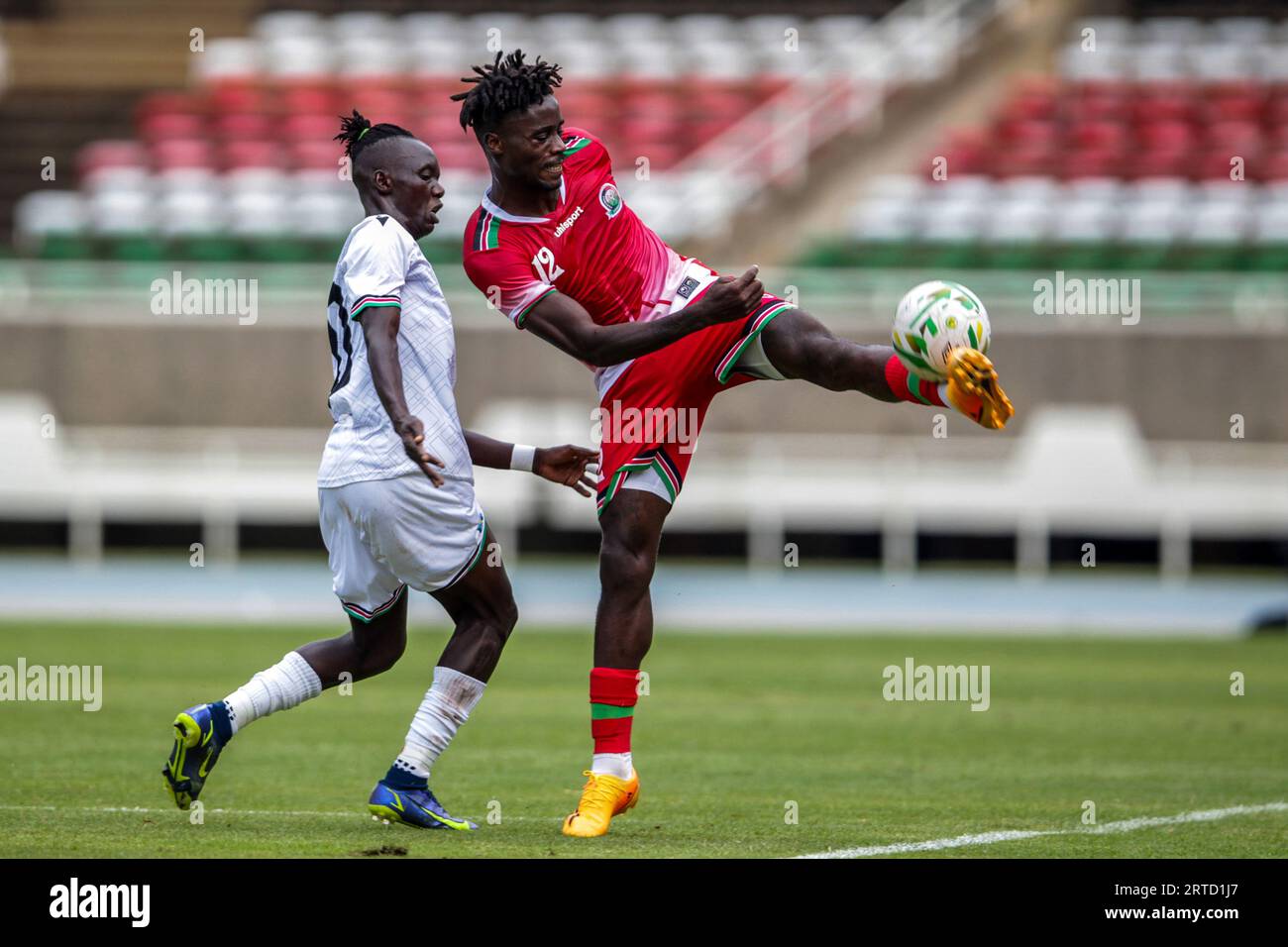 KASARANI, KENIA – 12. SEPTEMBER: Richard Odada aus Kenia (rechts) und Sudan Joseph Dhata aus dem Südsudan während des internationalen Freundschaftsspiels Stockfoto