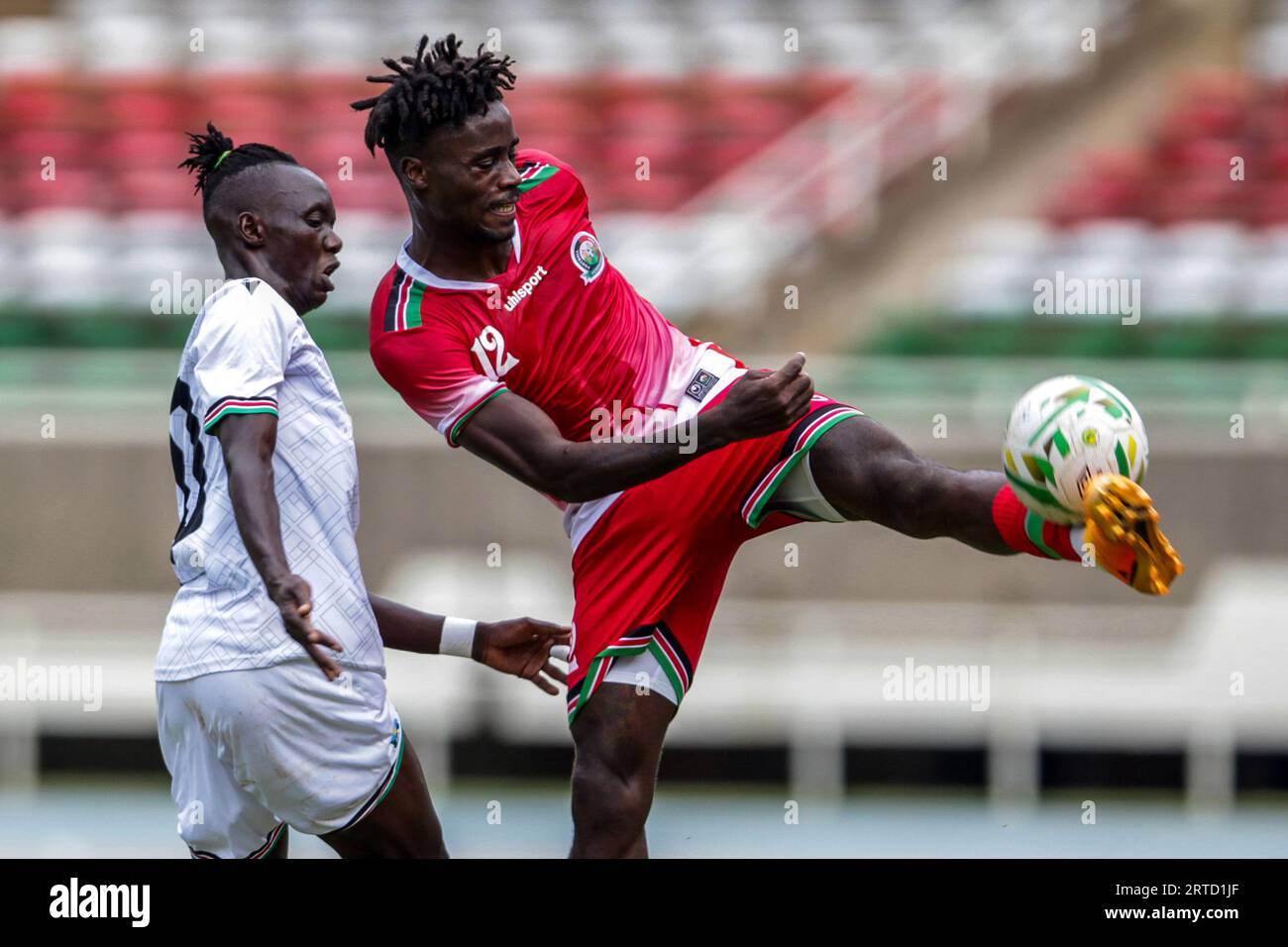 KASARANI, KENIA – 12. SEPTEMBER: Richard Odada aus Kenia (rechts) und Sudan Joseph Dhata aus dem Südsudan während des internationalen Freundschaftsspiels Stockfoto