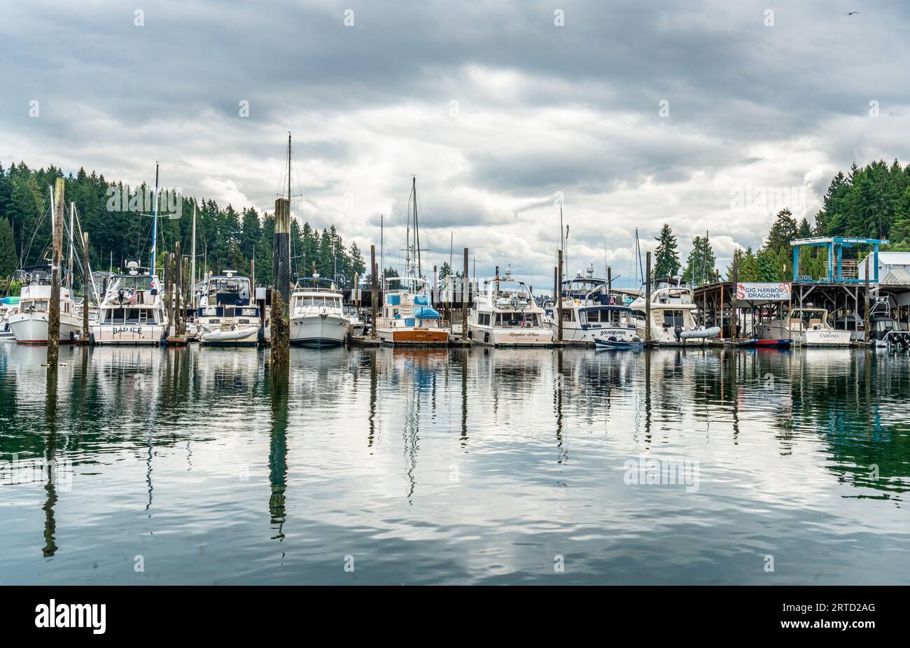 Die Boote legen an einem Yachthafen in Gig Harbor, Washington, an. Stockfoto