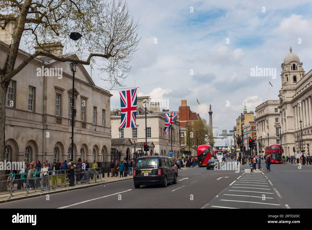 London, Großbritannien, 2023. Der Eingang zum Schatzamt seiner Majestät an der Horse Guards Road, gegenüber dem neuen Raffles London im OWO Hotel (Eröffnung: September 2023) Stockfoto