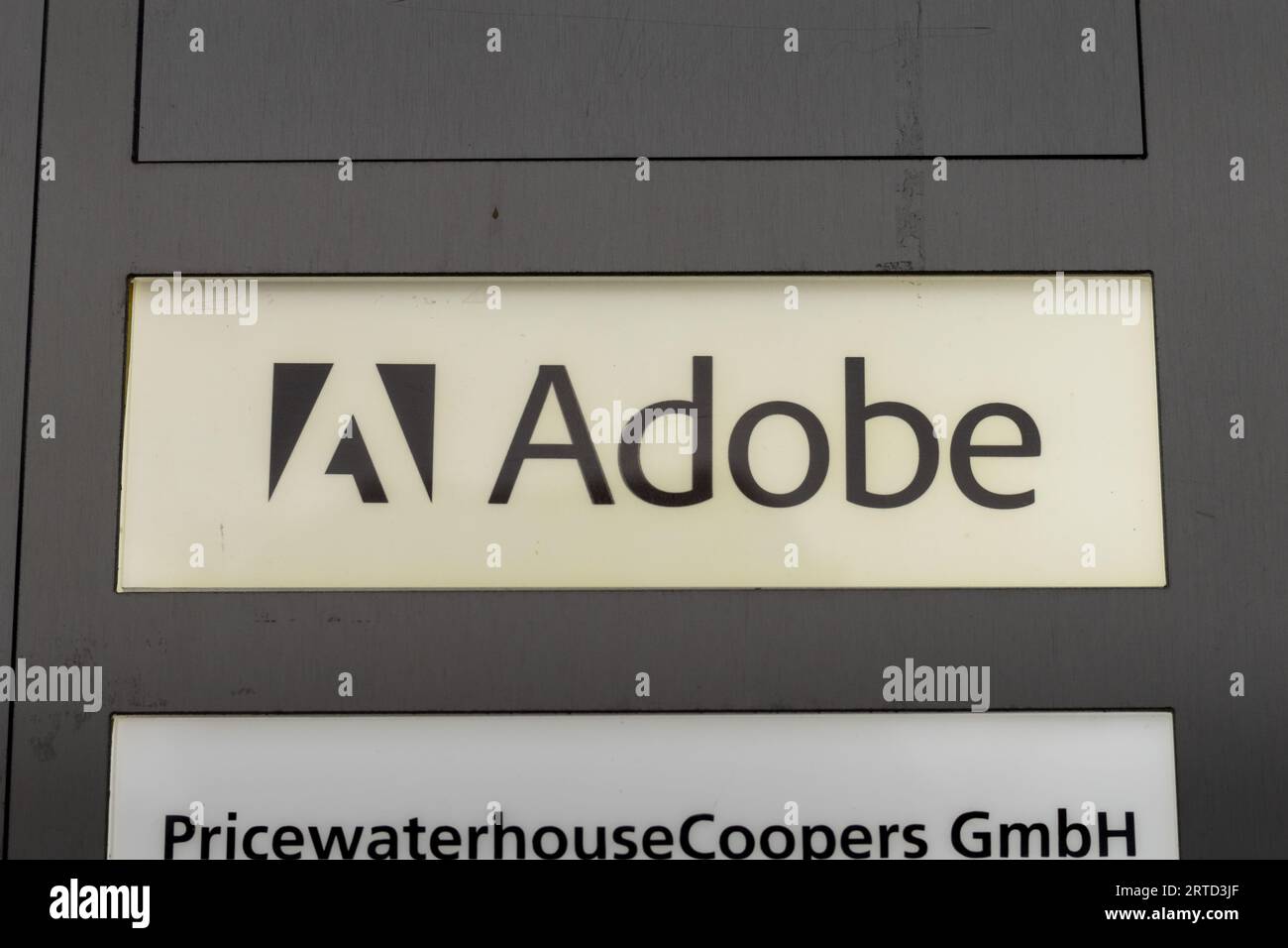 Türklingel aus Adobe mit dem Logo des Unternehmens in einem Bürogebäude. Niederlassung des amerikanischen Computersoftware- und Technologieunternehmens. Stockfoto