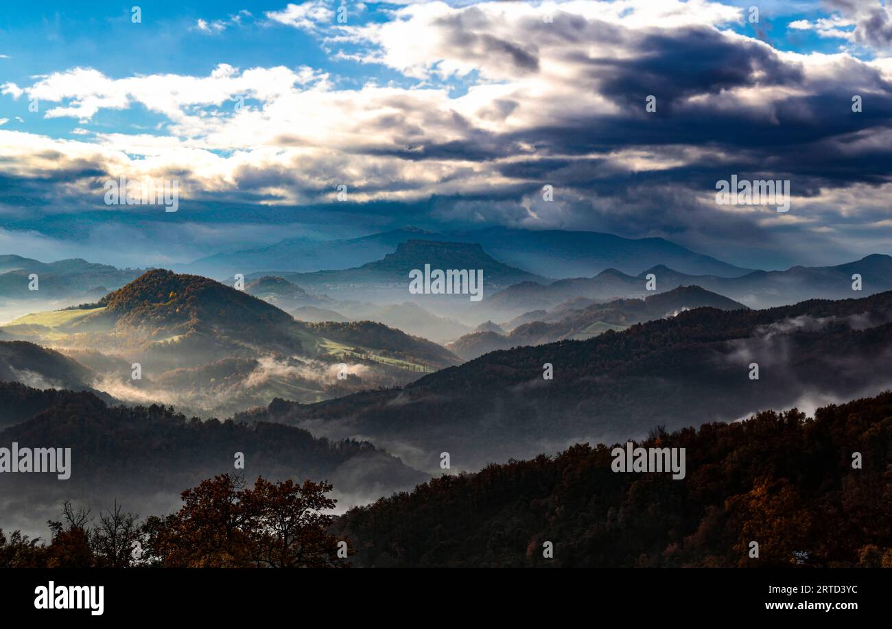Ruhige Toskana: Die atemberaubende Schönheit der toskanisch-emilianischen Apennin-Hügel mit Bismantova-Felsen in der Ferne Stockfoto