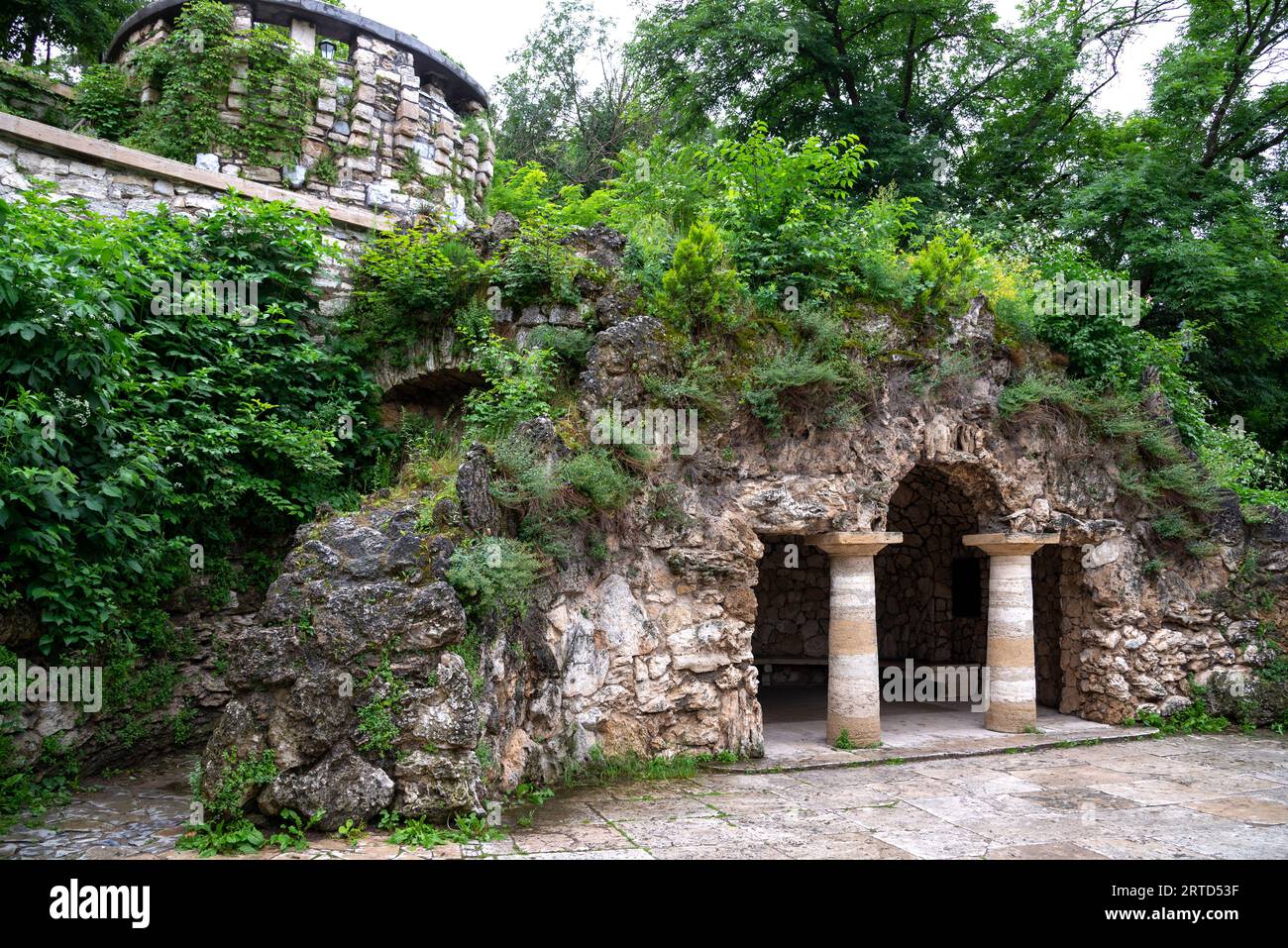 PYATIGORSK, RUSSLAND - 07. JUNI 2023: Diana's Grotto in the Flower Garden Park. Pyatigorsk Stockfoto