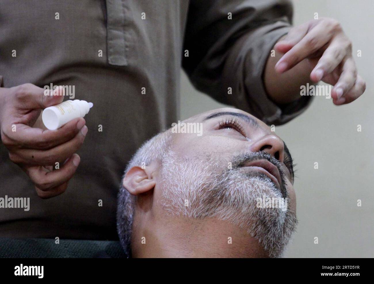 HYDERABAD, PAKISTAN, 12. September 2023. Patienten, die mit Konjunktivitis infiziert sind eine Entzündung der transparenten Membran, die das Augenlid und den Augapfel auskleidet, berichten weiterhin in der Stadtöffentlichkeit, in Karachi am Dienstag, den 12. September 2023. Die Entzündung der transparenten Membran, die den inneren Teil des Augenlids und den weißen Teil des Auges auskleidet, wird als „Konjunktivitis“ oder „Pink Eye“ bezeichnet. Diese Infektion kann viraler, bakterieller oder allergischer Art sein, je nach Erreger. Die Stadt Karachi ist derzeit mit einem kontinuierlichen Trend bei Konjunktivitis konfrontiert. Stockfoto