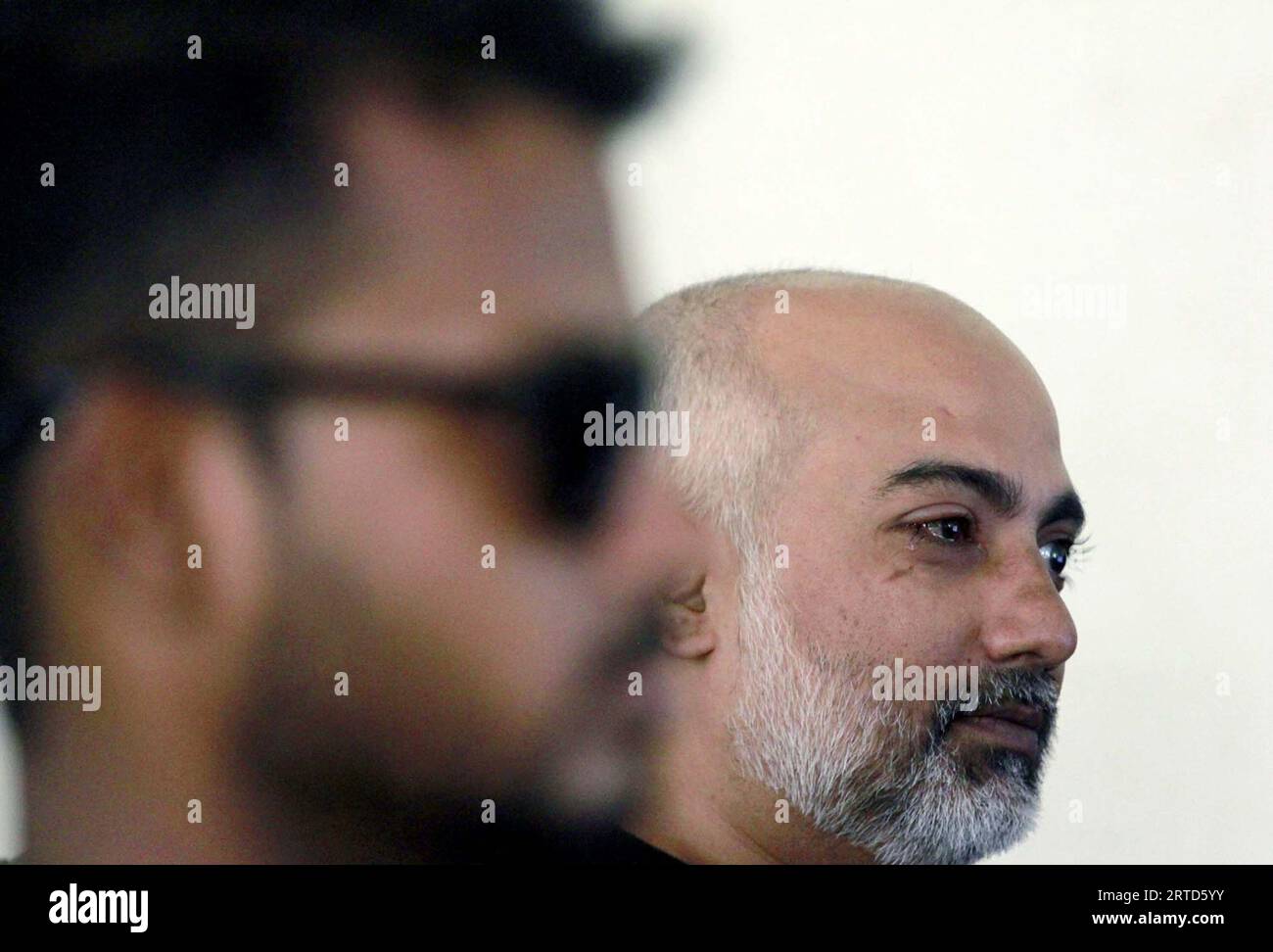 HYDERABAD, PAKISTAN, 12. September 2023. Patienten, die mit Konjunktivitis infiziert sind eine Entzündung der transparenten Membran, die das Augenlid und den Augapfel auskleidet, berichten weiterhin in der Stadtöffentlichkeit, in Karachi am Dienstag, den 12. September 2023. Die Entzündung der transparenten Membran, die den inneren Teil des Augenlids und den weißen Teil des Auges auskleidet, wird als „Konjunktivitis“ oder „Pink Eye“ bezeichnet. Diese Infektion kann viraler, bakterieller oder allergischer Art sein, je nach Erreger. Die Stadt Karachi ist derzeit mit einem kontinuierlichen Trend bei Konjunktivitis konfrontiert. Stockfoto