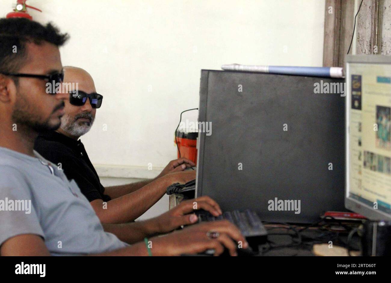 HYDERABAD, PAKISTAN, 12. September 2023. Patienten, die mit Konjunktivitis infiziert sind eine Entzündung der transparenten Membran, die das Augenlid und den Augapfel auskleidet, berichten weiterhin in der Stadtöffentlichkeit, in Karachi am Dienstag, den 12. September 2023. Die Entzündung der transparenten Membran, die den inneren Teil des Augenlids und den weißen Teil des Auges auskleidet, wird als „Konjunktivitis“ oder „Pink Eye“ bezeichnet. Diese Infektion kann viraler, bakterieller oder allergischer Art sein, je nach Erreger. Die Stadt Karachi ist derzeit mit einem kontinuierlichen Trend bei Konjunktivitis konfrontiert. Stockfoto