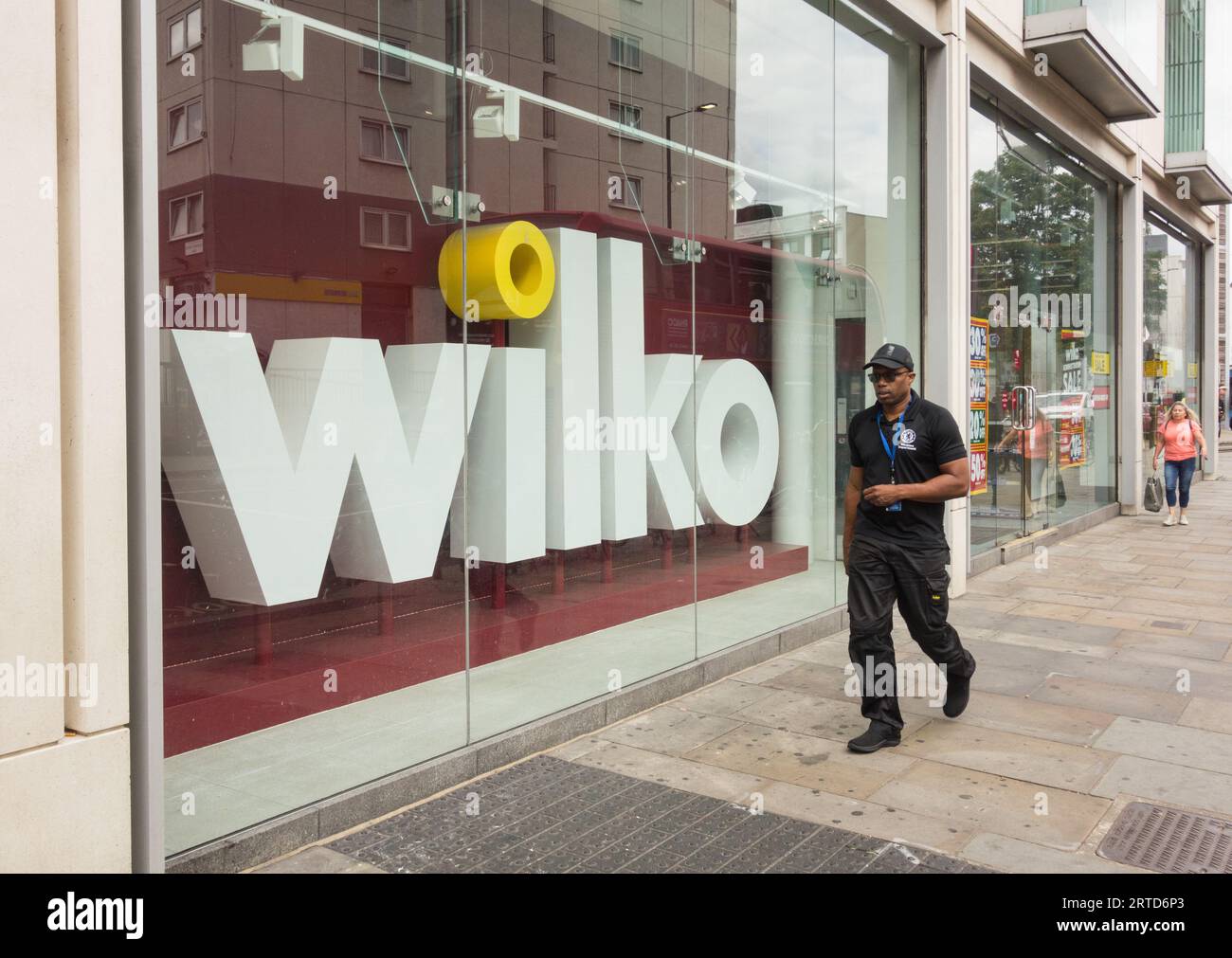 London, England, Großbritannien. 12. September 2023. Wilko-Schilder und Schaufensterauslagen. Fulham, West London, England, Großbritannien Stockfoto