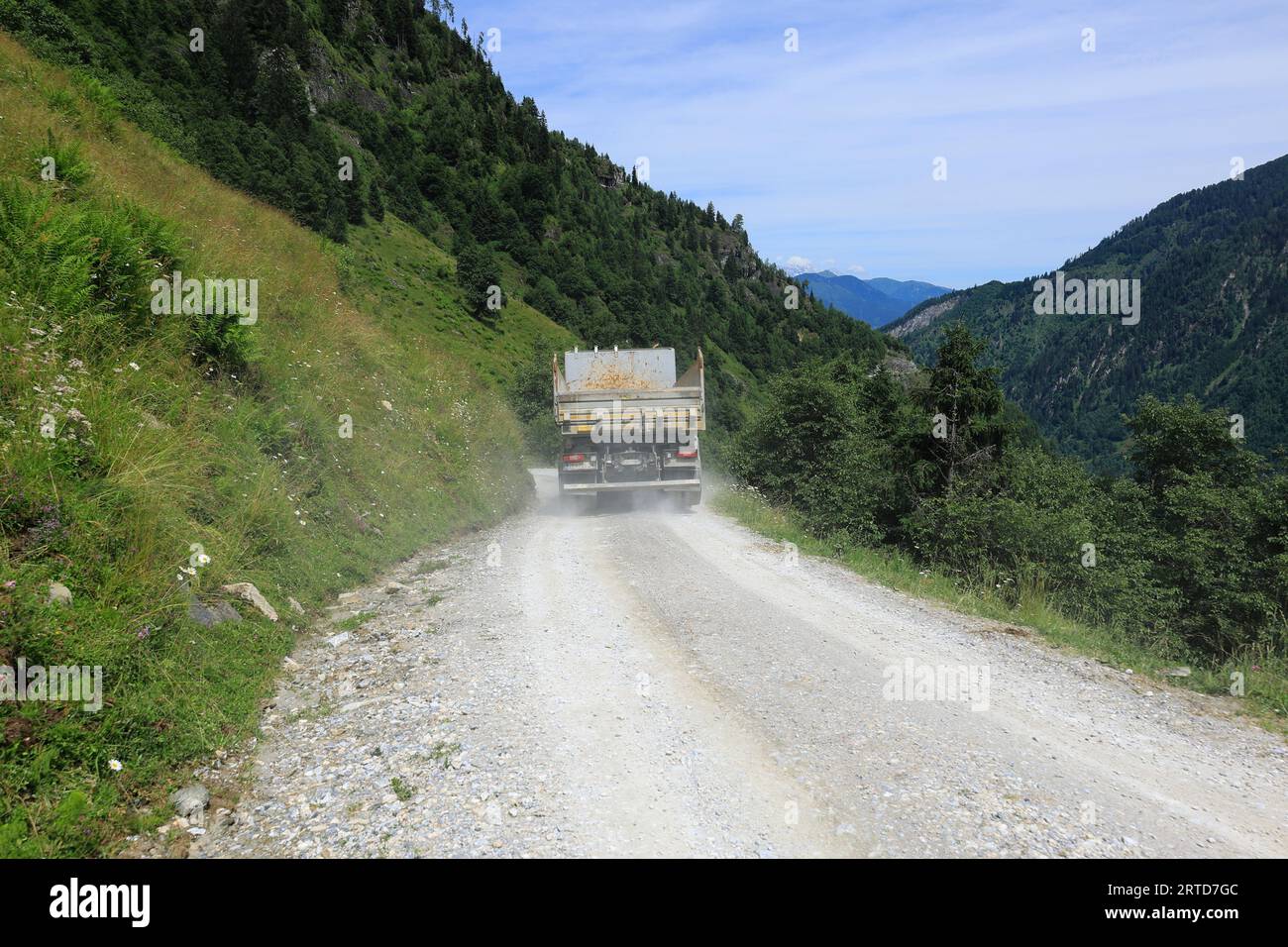 Bergpanorama bei Kaprun mit Lkw im Vordergrund Stockfoto