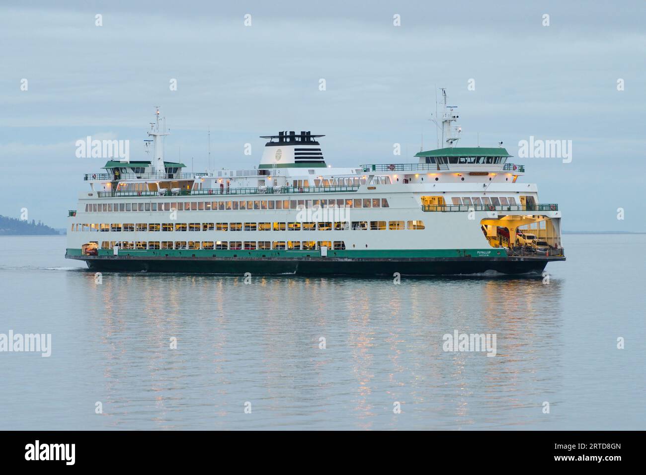 Edmonds, WA, USA - 11. September 2023; Washington State Ferry Jumbo Mark II Klasse MV Puyallup an einem ruhigen Morgen Stockfoto