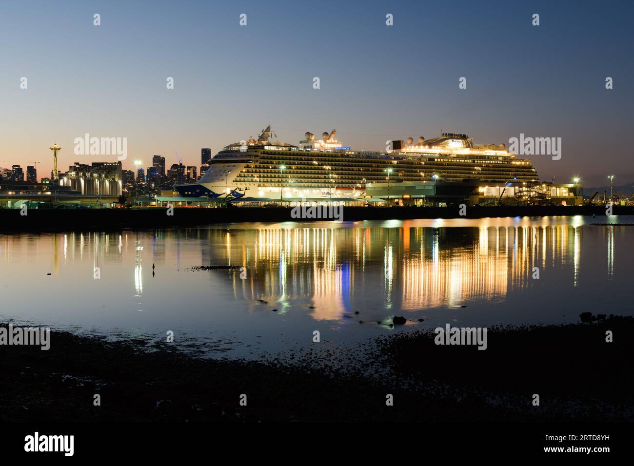 Seattle – 9. September 2023; Kreuzfahrtschiff Royal Princess Reflecting in the quiet Water of Smith Cove Pier 91 Seattle Stockfoto