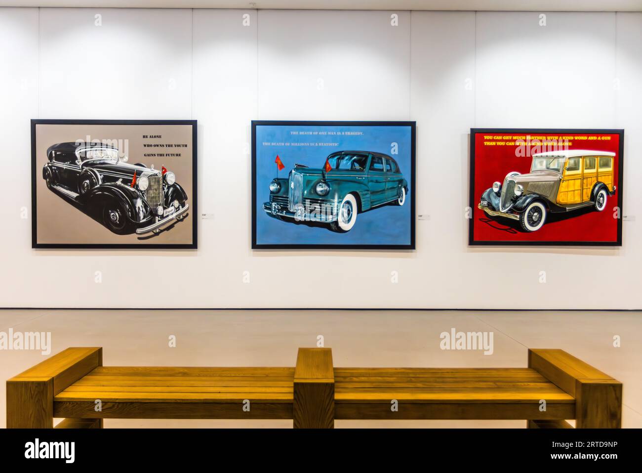 Drei gerahmte Bilder zeigen Oldtimer und Zitate. Sie hängen an einer Wand im Simon Janashia National Museum of Georgia. Das erste Zitat "Er allein, dem die Jugend gehört, gewinnt die Zukunft" wird Adolf Hitler zugeschrieben. Das zweite Zitat „der Tod eines Mannes ist eine Tragödie, der Tod von Millionen ist eine Statistik“ wird Joseph Stalin zugeschrieben, der in Georgien geboren wurde. Das dritte Zitat „man kann mit einem freundlichen Wort und einer Waffe viel weiter kommen als mit einem freundlichen Wort allein“ wird Al Capone zugeschrieben. Tiflis, Georgien Stockfoto