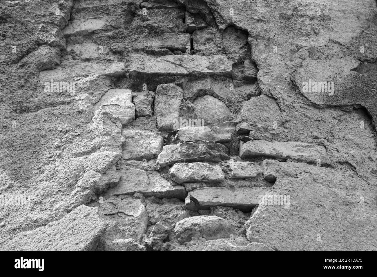 Textur der alten Ziegelwand mit eingestürztem Gips. Hintergrund einer schäbigen Gebäudeoberfläche. Zerstörter Beton und Ziegelwand mit abgefallener Gips. Kopie en Stockfoto Textur der alten Ziegelwand mit eingestürztem Gips. Hintergrund einer schäbigen Gebäudeoberfläche. Zerstörter Beton und Ziegelwand mit abgefallener Gips. Kopie en Stockfoto