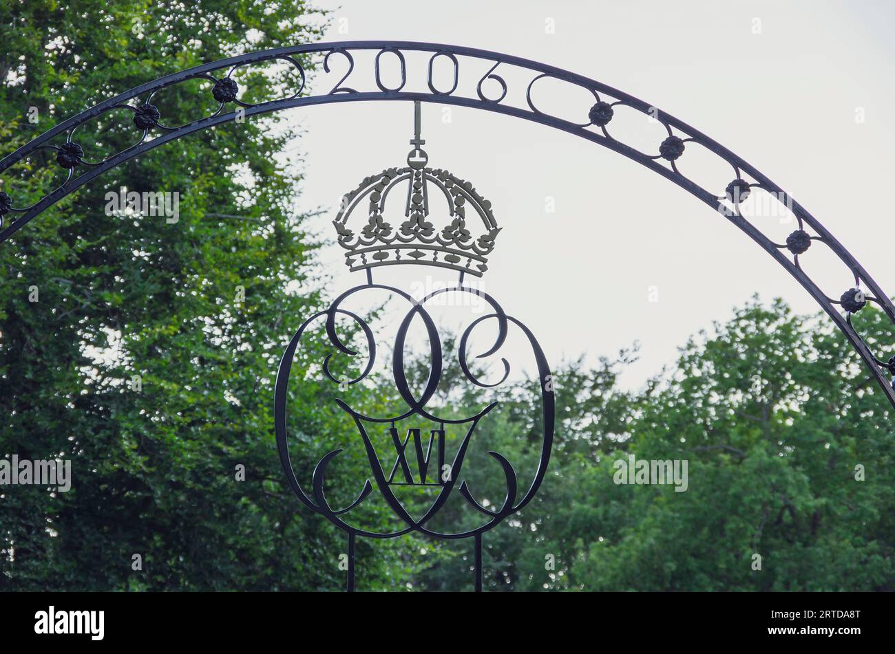 Königliche Krone über dem Eingangstor des Sollidenpalastes, der Sommerresidenz der schwedischen Königsfamilie Borgholm, Insel Öland, Schweden. Stockfoto