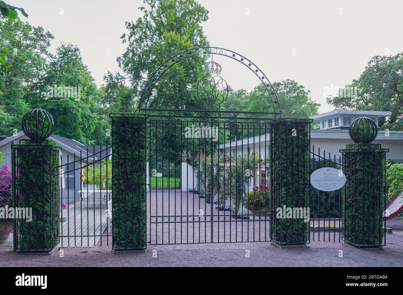 Eingangstor zum Sollidenpalast (Sollidens Slott), der Sommerresidenz der schwedischen Königsfamilie Borgholm, Insel Öland, Grafschaft Kalmar, Schweden. Stockfoto