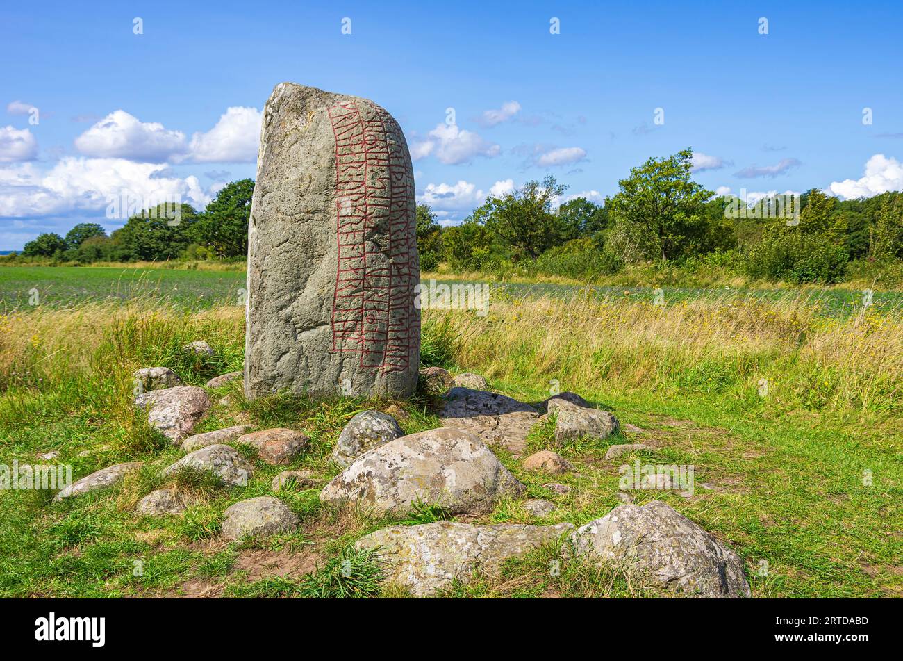 Der alte Karlevi-Runenstein, auch Karlevi-Stein genannt, liegt außerhalb des Dorfes Färjestaden, Öland Island, Kalmar County, Schweden. Stockfoto