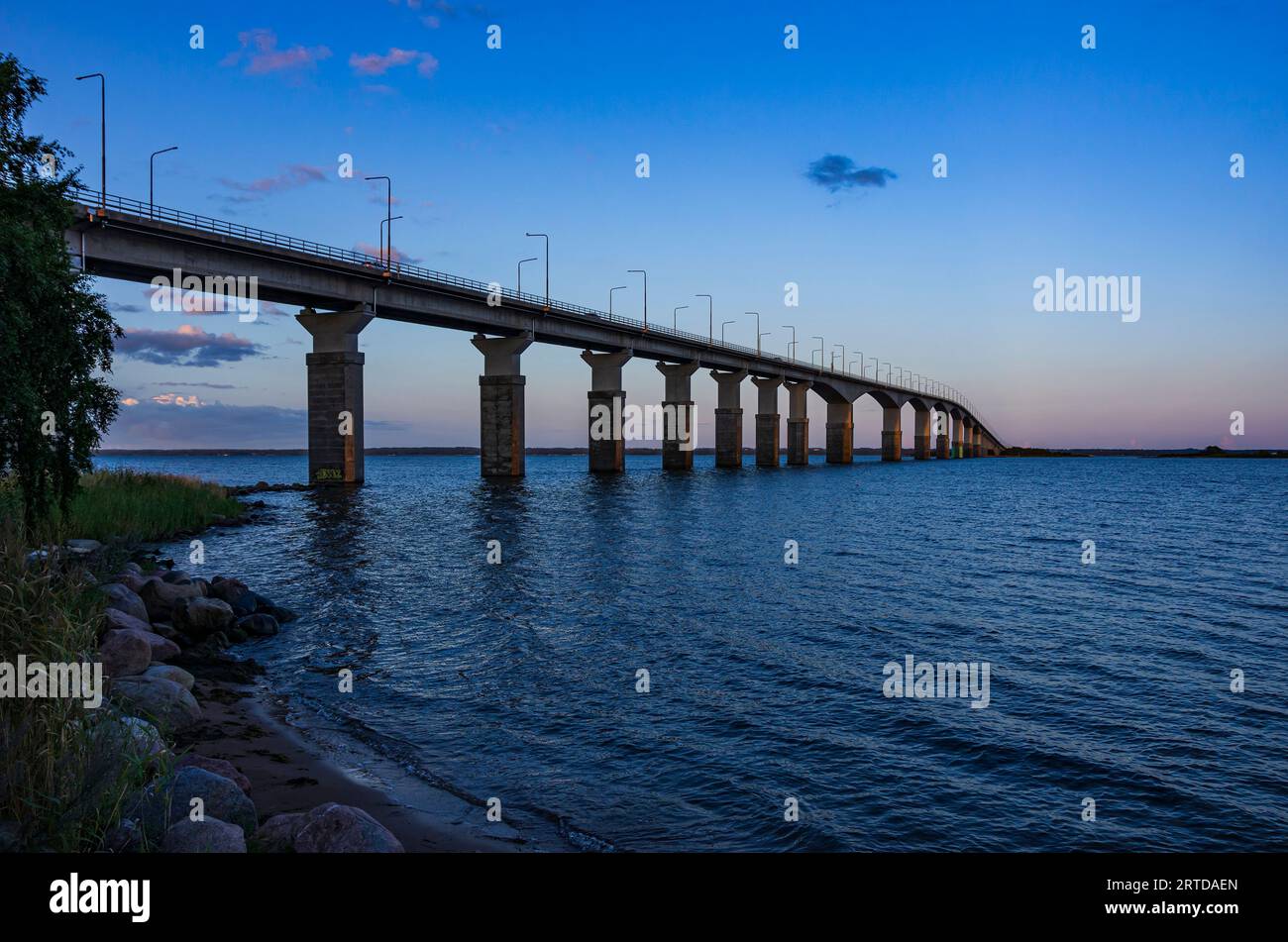 Die Ölandbrücke über den Kalmarer Sund von Kalmar zur Insel Öland, Kalmar län, Schweden, im Abendlicht. Stockfoto