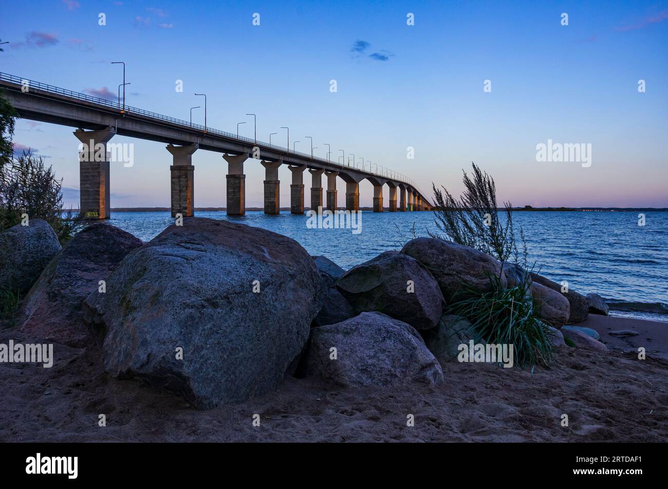Die Ölandbrücke über den Kalmarer Sund von Kalmar zur Insel Öland, Kalmar län, Schweden, im Abendlicht. Stockfoto