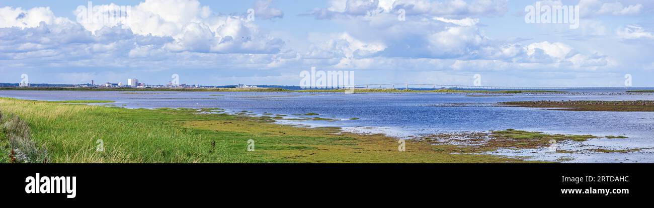 Blick über den Kalmarer Sund von Färjestaden auf der Insel Öland bis zur Stadt Kalmar, Schweden. Stockfoto