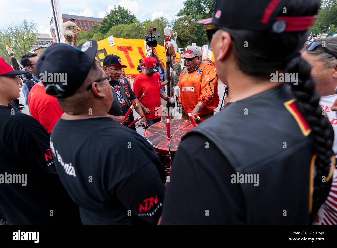 People play instruments during a rally outside of the White House in support of imprisoned Native American activist Leonard Peltier, Tuesday, Sept. 12, 2023, in Washington. (AP Photo/Stephanie Scarbrough) Stockfoto