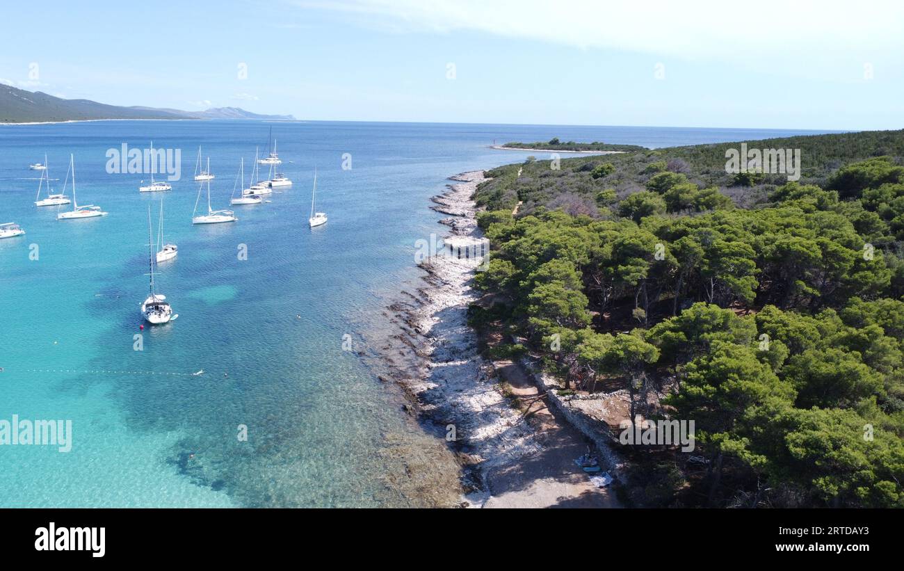 Ein Luftblick auf den Strand von Sakarun, einen Sandstrand in Veli Rat, Kroatien. Stockfoto