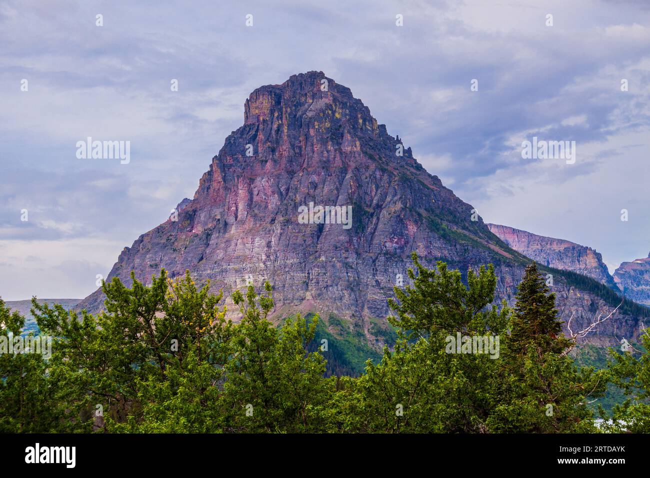 Sinopah Mountain im Two Medicine Area des Glacier National Park in Montana. SInopah ist 8271 m hoch, wirkt aber dramatischer. Stockfoto