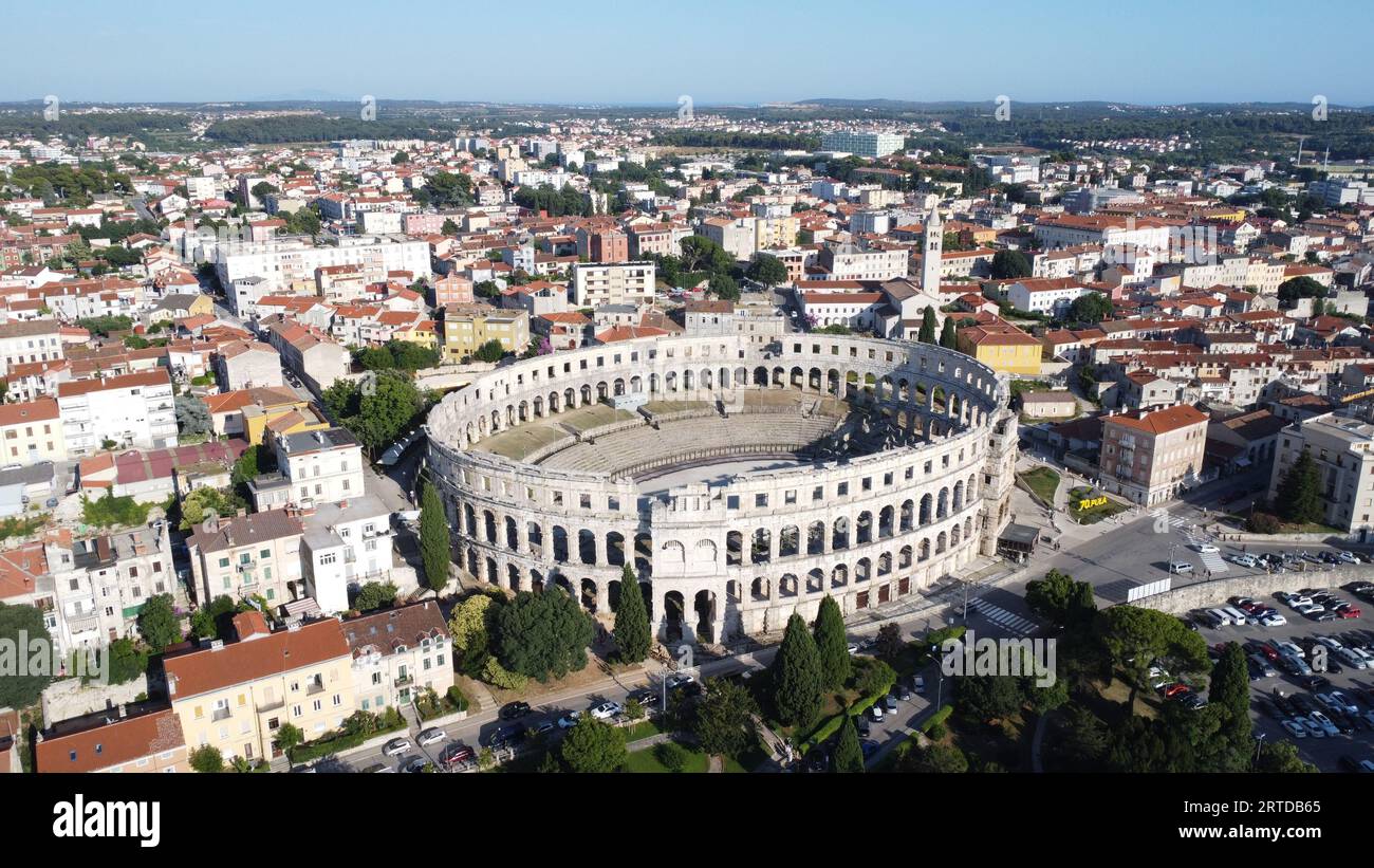 Eine Luftaufnahme der Pula Arena in Pula, Kroatien. Es ist das einzige römische Amphitheater, das vier Seitentürme vollständig erhalten hat. Stockfoto