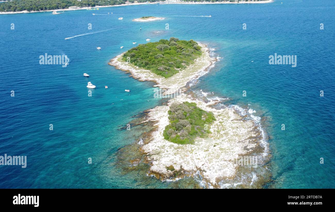 Luftaufnahme einer kleinen Insel in der Nähe der Küste von Poreč, Kroatien. Stockfoto
