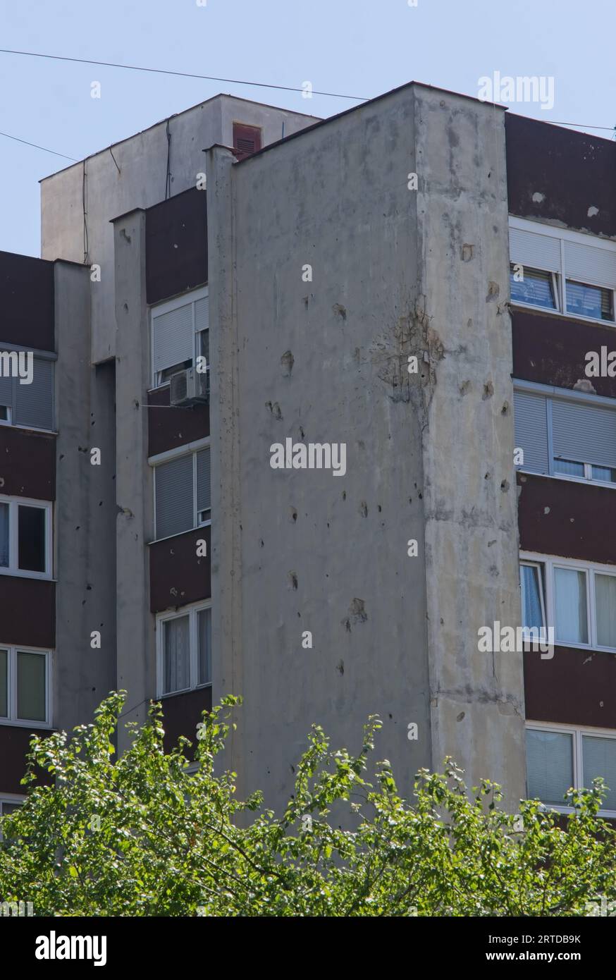 Travnik, Bosnien und Herzegowina - 10. September 2023: Zeichen des bosnienkrieges. Ein Spaziergang im Zentrum von Travnik Stadt in Bosnien und Herzegowina Föderation in Stockfoto