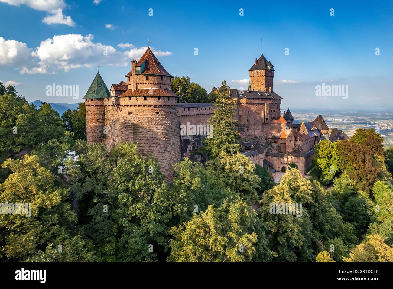 Die Hohkönigsburg Chateau du Haut-Koenigsbourg aus der Luft gesehen, Orschwiller, Elsass, Frankreich | Luftansicht des Schlosses du Haut-Ko Stockfoto