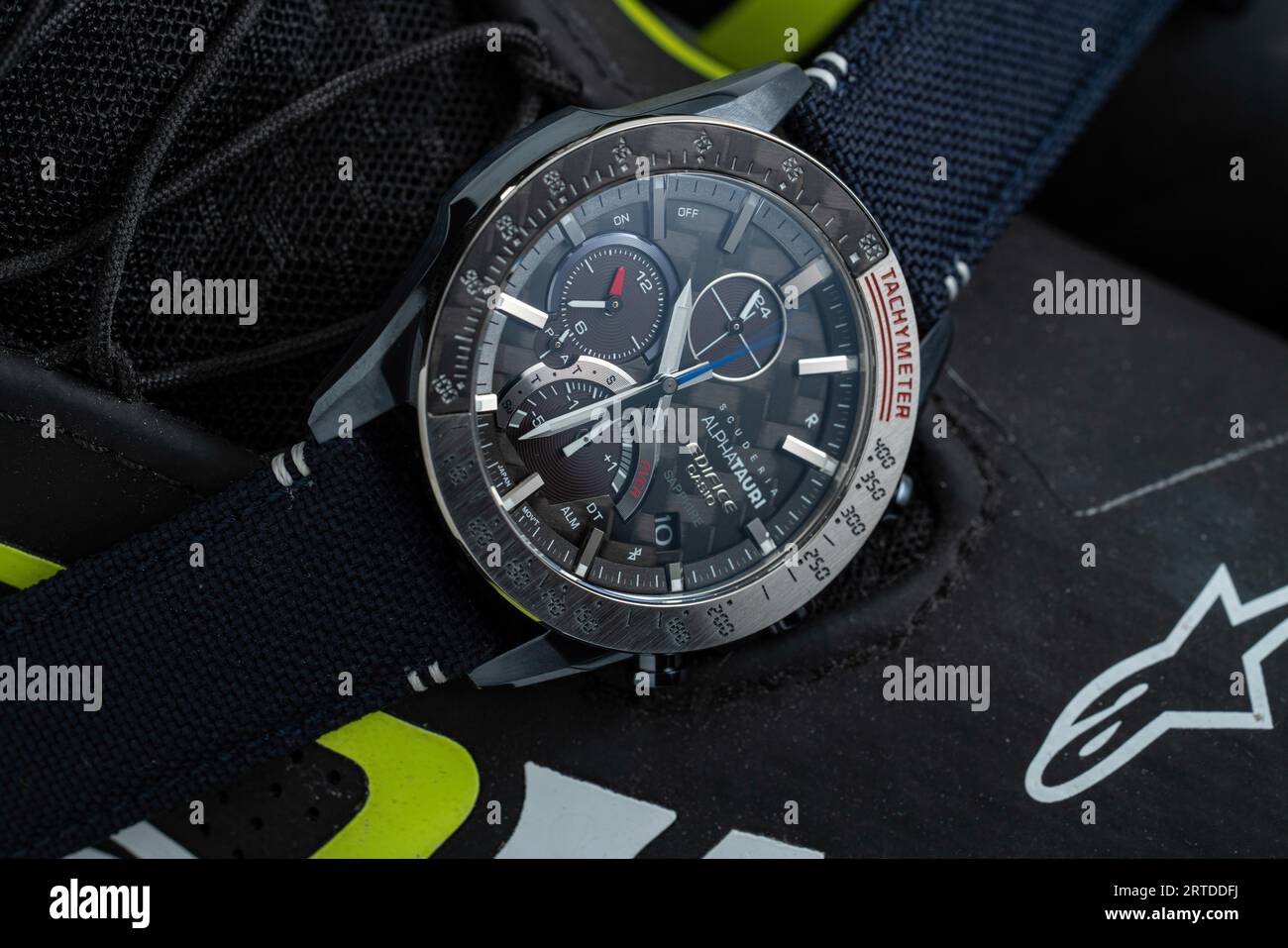 Casio-Gebäude EQB-1000AT-1A Scuderia Alpha Tauri Stockfoto
