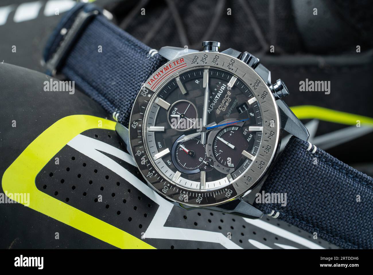 Casio-Gebäude EQB-1000AT-1A Scuderia Alpha Tauri Stockfoto