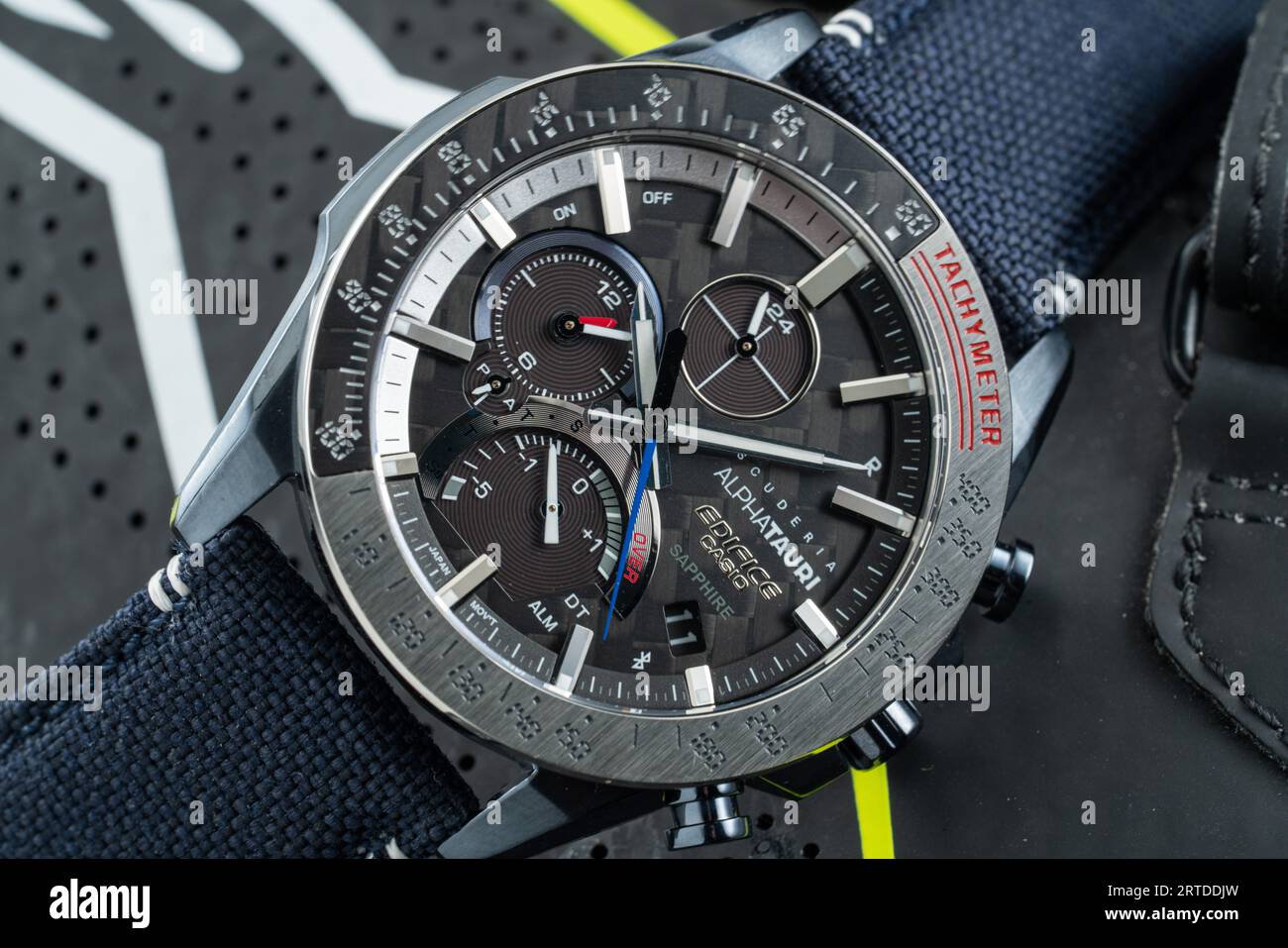 Casio-Gebäude EQB-1000AT-1A Scuderia Alpha Tauri Stockfoto