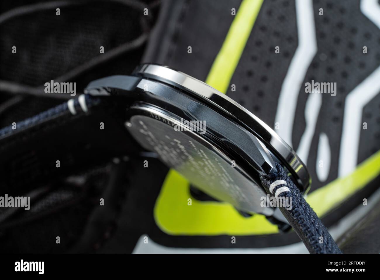 Casio-Gebäude EQB-1000AT-1A Scuderia Alpha Tauri Stockfoto