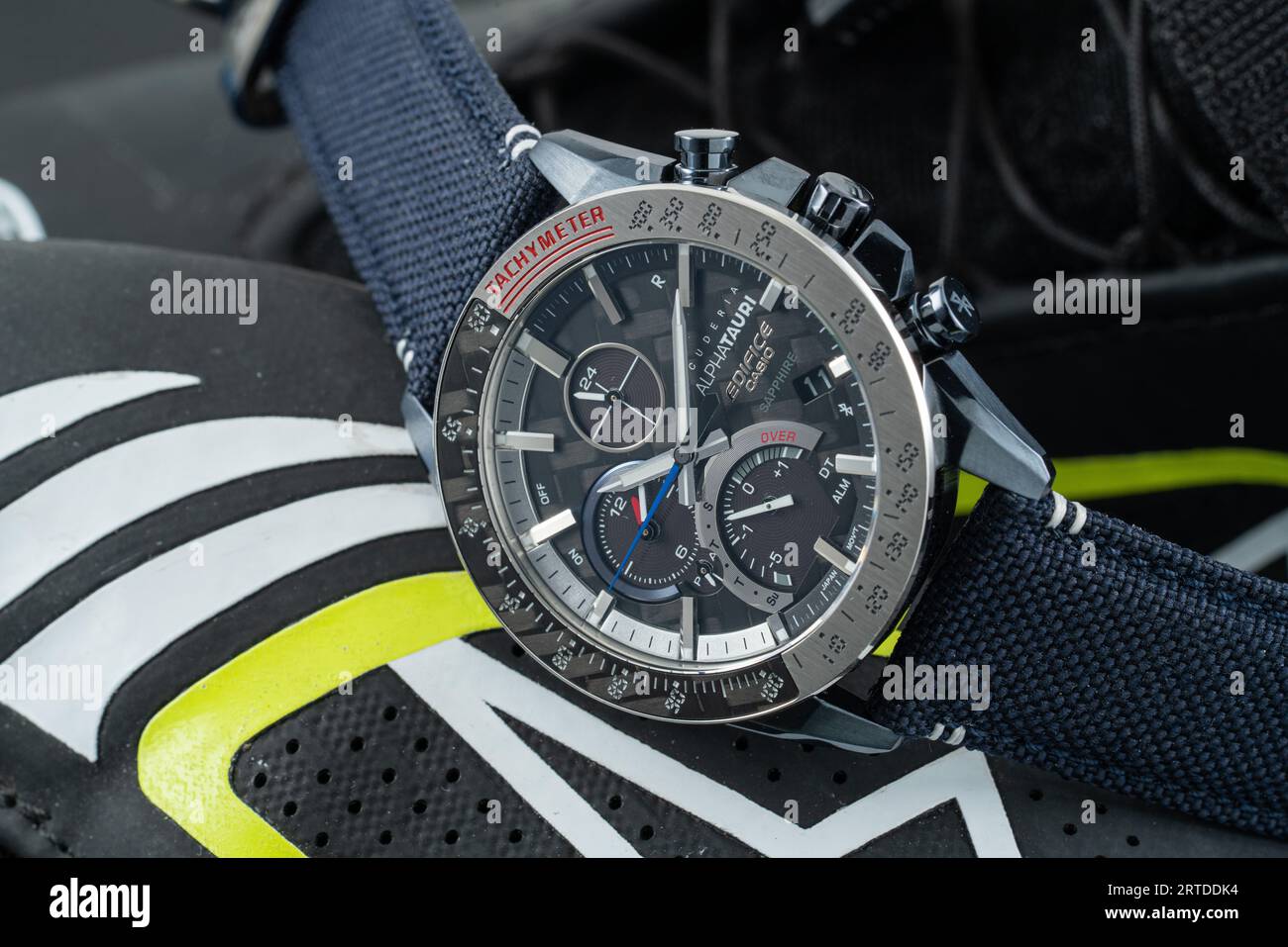 Casio-Gebäude EQB-1000AT-1A Scuderia Alpha Tauri Stockfoto